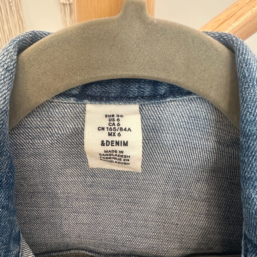 &Denim Blue Denim Jacket / size 6 / fitted style - Picture 4 of 4